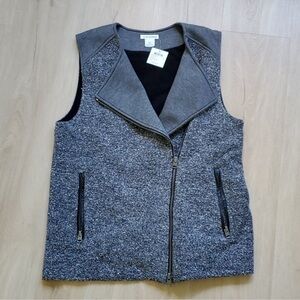SOLD
Club Monaco avani vest 100% lam leather